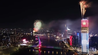 Thành phố Hồ Chí Minh bắn pháo hoa tại 16 điểm nhân dịp kỷ niệm 50 năm thành phố vinh dự mang tên Chủ tịch Hồ Chí Minh