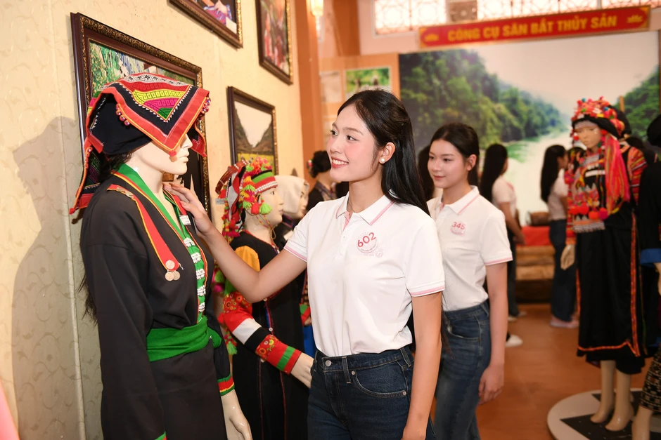 Thí sinh Hoa hậu Việt Nam tìm hiểu trang phục, nông cụ của người dân Lai Châu