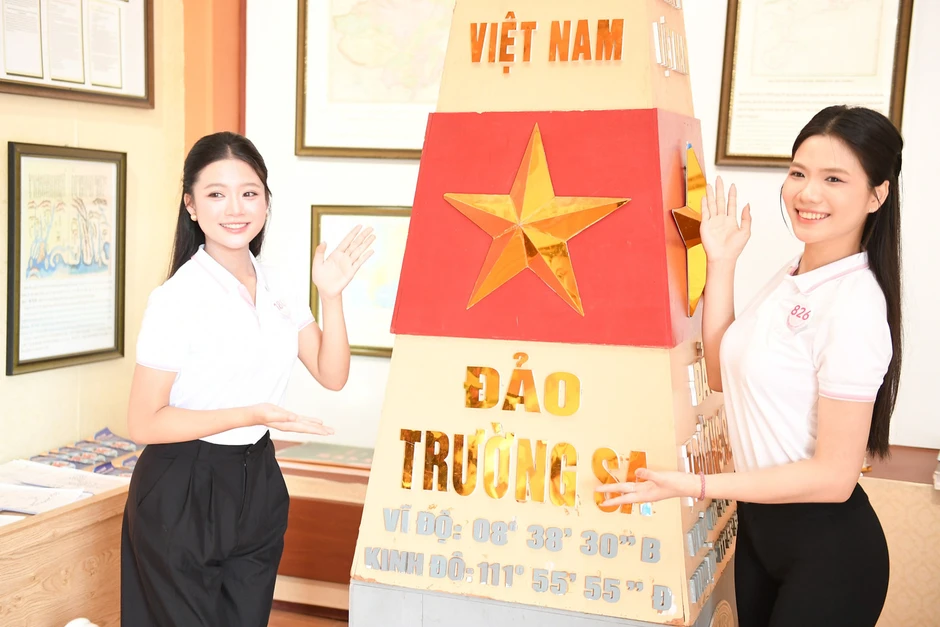 Thí sinh Hoa hậu Việt Nam tìm hiểu trang phục, nông cụ của người dân Lai Châu