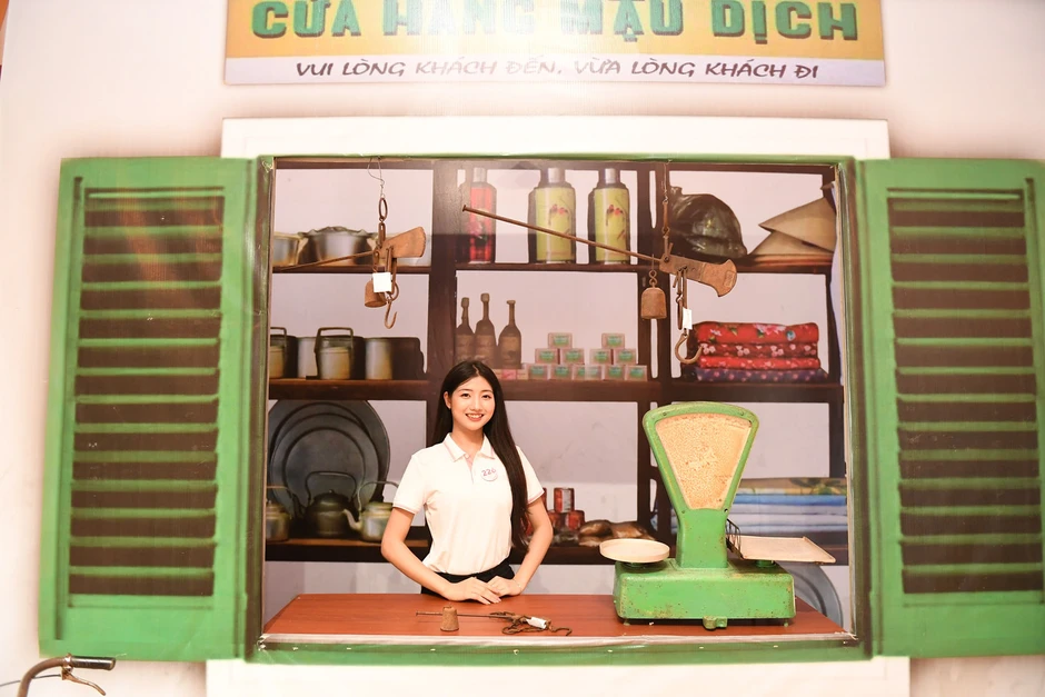 Thí sinh Hoa hậu Việt Nam tìm hiểu trang phục, nông cụ của người dân Lai Châu