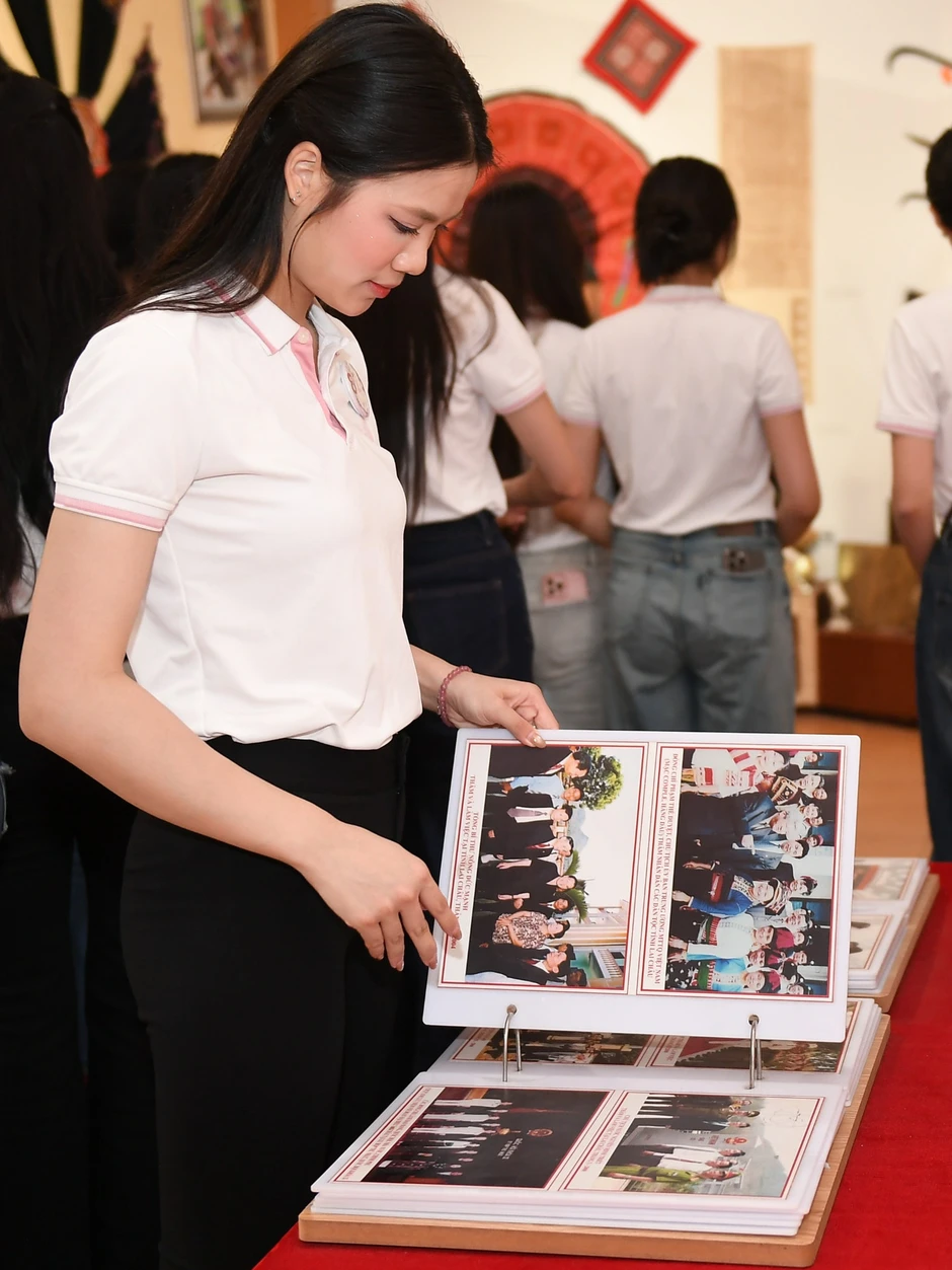 Thí sinh Hoa hậu Việt Nam tìm hiểu trang phục, nông cụ của người dân Lai Châu