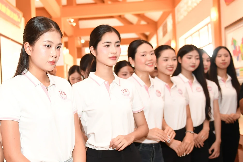 Thí sinh Hoa hậu Việt Nam tìm hiểu trang phục, nông cụ của người dân Lai Châu