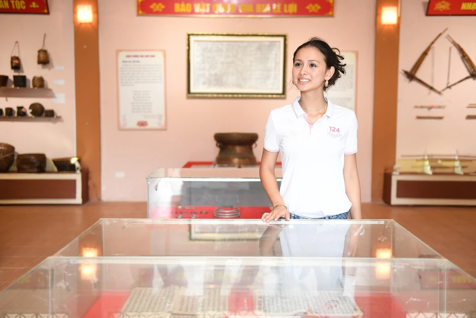 Thí sinh Hoa hậu Việt Nam tìm hiểu trang phục, nông cụ của người dân Lai Châu