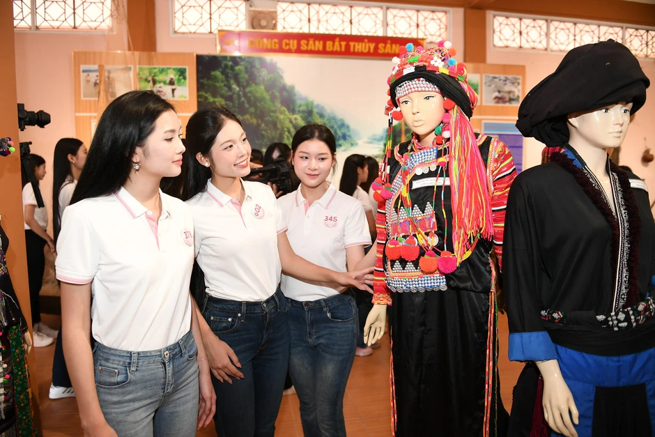 Thí sinh Hoa hậu Việt Nam tìm hiểu trang phục, nông cụ của người dân Lai Châu