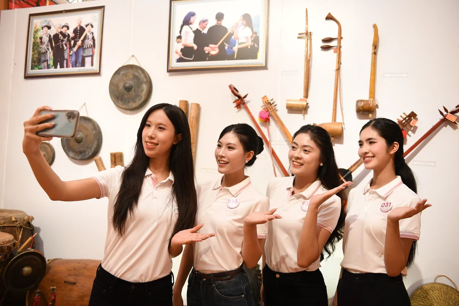 Thí sinh Hoa hậu Việt Nam tìm hiểu trang phục, nông cụ của người dân Lai Châu