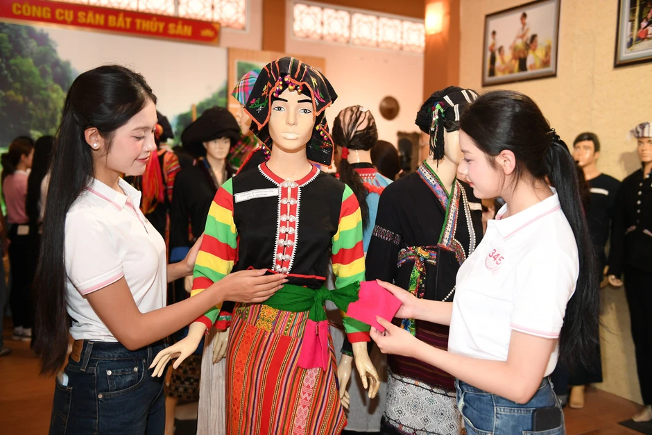 Thí sinh Hoa hậu Việt Nam tìm hiểu trang phục, nông cụ của người dân Lai Châu