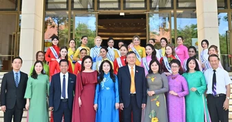 Thí sinh Miss Multicultural World 2026 tham quan Nhà Quốc hội