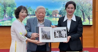 Tiếp nhận hơn 70 ảnh tư liệu quý về Chủ tịch Hồ Chí Minh tại Phủ Chủ tịch