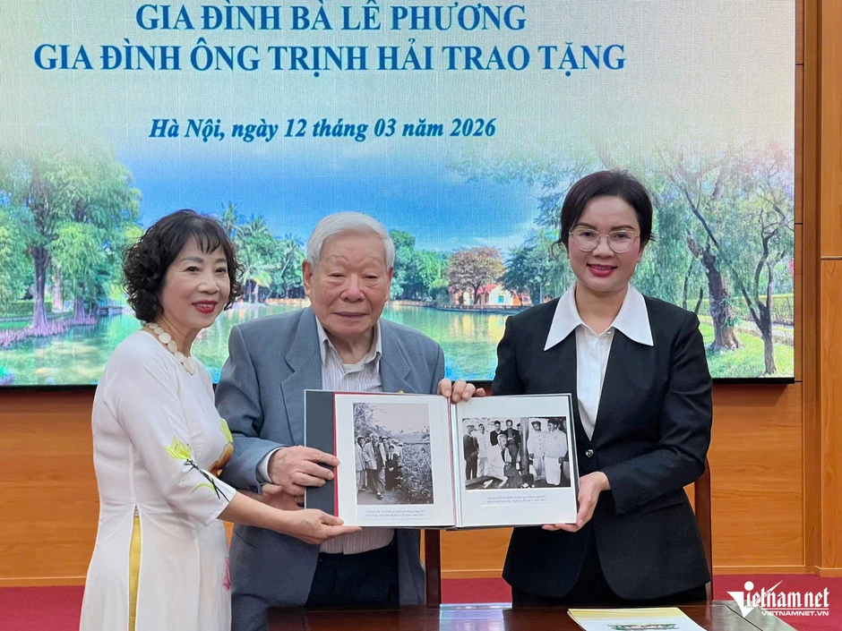 Tiếp nhận hơn 70 ảnh tư liệu quý về Chủ tịch Hồ Chí Minh tại Phủ Chủ tịch