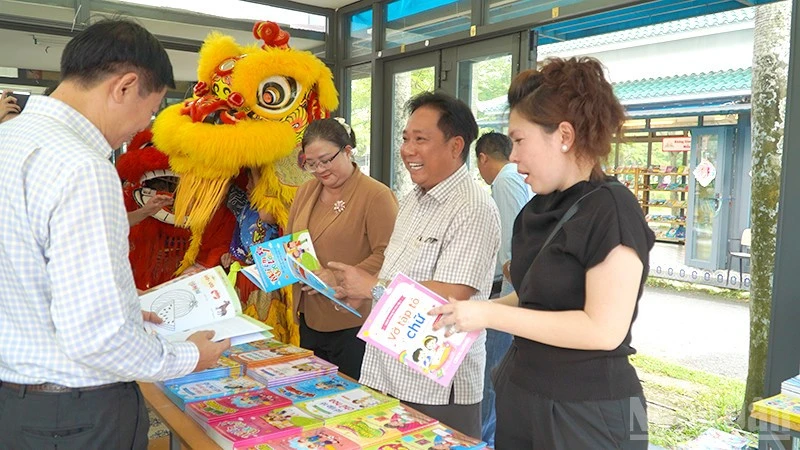 Tiếp sức đến trường, lan tỏa văn hóa đọc ở đường sách Tiếp sức đến trường, lan tỏa văn hóa đọc ở đường sách