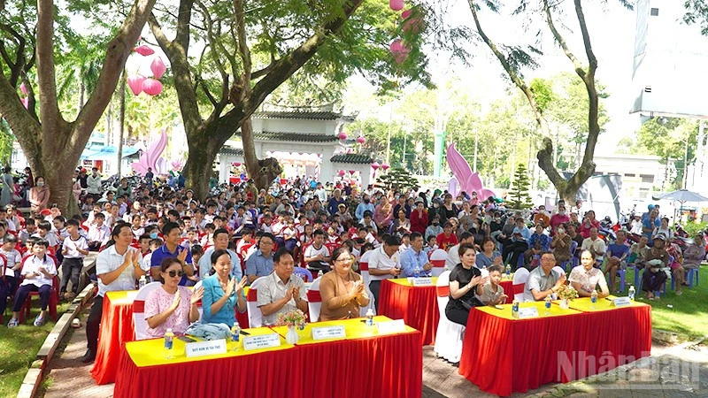 Tiếp sức đến trường, lan tỏa văn hóa đọc ở đường sách Tiếp sức đến trường, lan tỏa văn hóa đọc ở đường sách