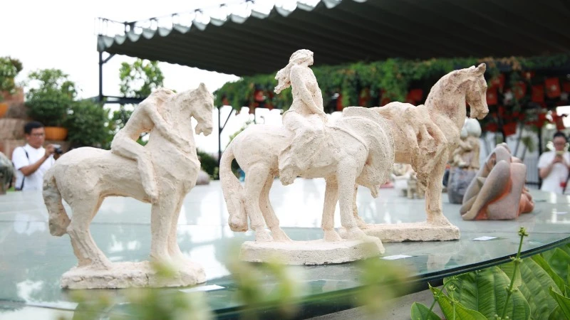 Tôn vinh sáng tạo trong triển lãm gốm "Sắc hạ 2026" Tôn vinh sáng tạo trong triển lãm gốm "Sắc hạ 2026"