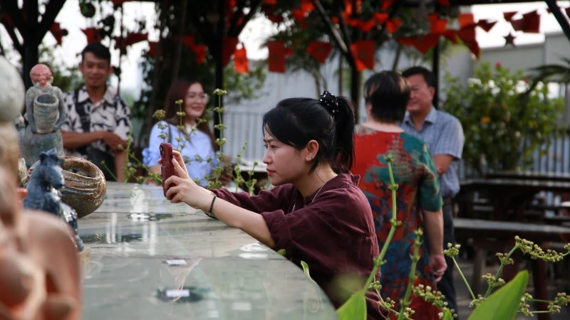 Tôn vinh sáng tạo trong triển lãm gốm "Sắc hạ 2026" Tôn vinh sáng tạo trong triển lãm gốm "Sắc hạ 2026"