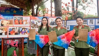 Trải nghiệm chương trình thực tế ảo "Trở về thời khắc thiêng liêng"