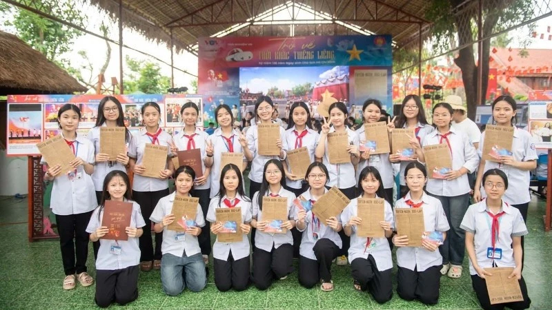 Trải nghiệm chương trình thực tế ảo "Trở về thời khắc thiêng liêng"