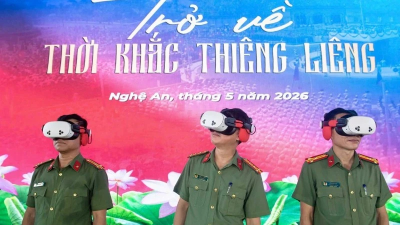 Trải nghiệm chương trình thực tế ảo "Trở về thời khắc thiêng liêng"