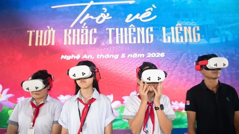 Trải nghiệm chương trình thực tế ảo "Trở về thời khắc thiêng liêng"