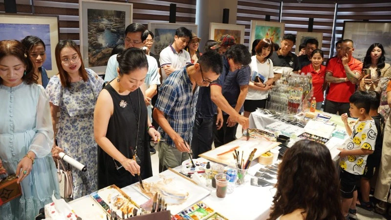 Trải nghiệm nghệ thuật cùng "Hơi thở màu nước" Trải nghiệm nghệ thuật cùng "Hơi thở màu nước"