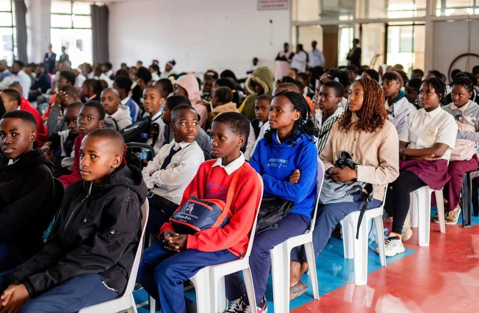 Trao giải Cuộc thi vẽ tranh “Chủ tịch Hồ Chí Minh và Việt Nam trong mắt em” cho học sinh Mozambique Trao giải Cuộc thi vẽ tranh “Chủ tịch Hồ Chí Minh và Việt Nam trong mắt em” cho học sinh Mozambique