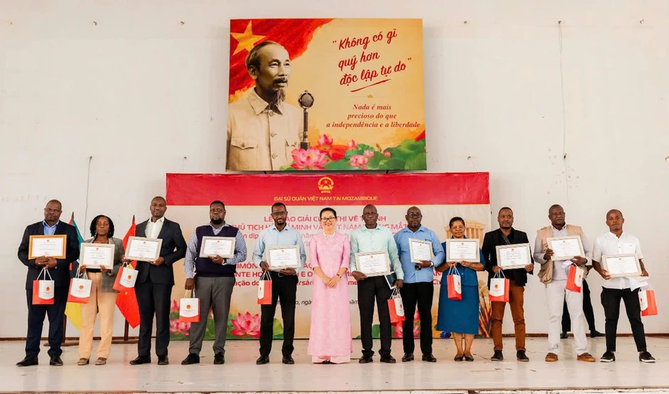 Trao giải Cuộc thi vẽ tranh “Chủ tịch Hồ Chí Minh và Việt Nam trong mắt em” cho học sinh Mozambique Trao giải Cuộc thi vẽ tranh “Chủ tịch Hồ Chí Minh và Việt Nam trong mắt em” cho học sinh Mozambique