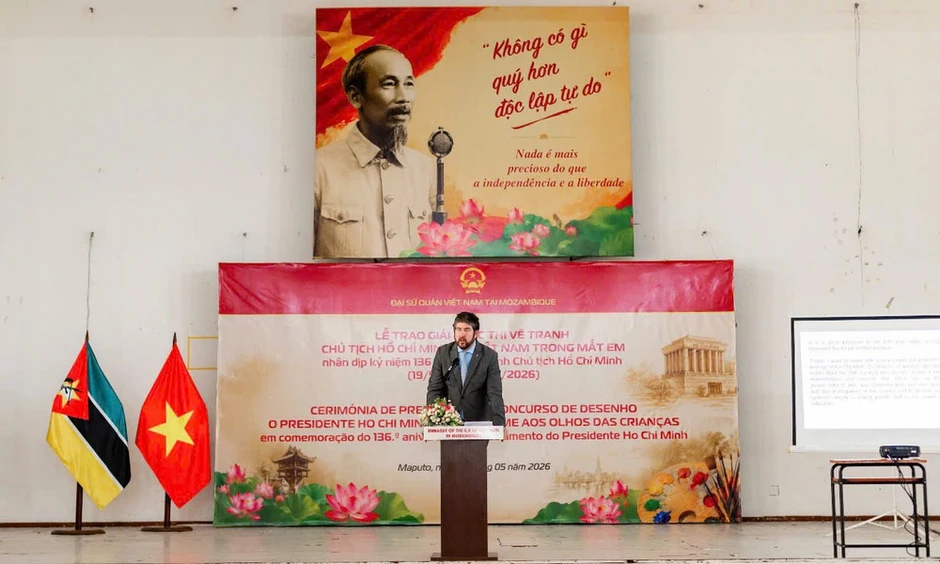 Trao giải Cuộc thi vẽ tranh “Chủ tịch Hồ Chí Minh và Việt Nam trong mắt em” cho học sinh Mozambique Trao giải Cuộc thi vẽ tranh “Chủ tịch Hồ Chí Minh và Việt Nam trong mắt em” cho học sinh Mozambique