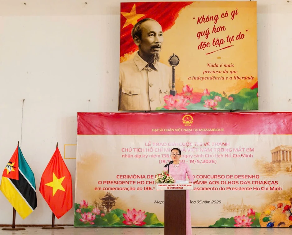 Trao giải Cuộc thi vẽ tranh “Chủ tịch Hồ Chí Minh và Việt Nam trong mắt em” cho học sinh Mozambique Trao giải Cuộc thi vẽ tranh “Chủ tịch Hồ Chí Minh và Việt Nam trong mắt em” cho học sinh Mozambique