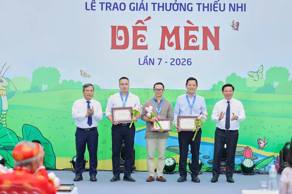 Trao Giải thưởng Lớn “Thành tựu trọn đời - Hiệp sĩ Dế Mèn” cho Nghệ sĩ Nhân dân, họa sĩ Ngô Mạnh Lân