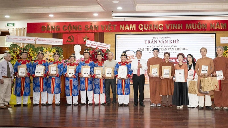 Trao Giải thưởng Trần Văn Khê cho 2 tập thể và 6 cá nhân Trao Giải thưởng Trần Văn Khê cho 2 tập thể và 6 cá nhân