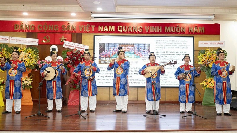 Trao Giải thưởng Trần Văn Khê cho 2 tập thể và 6 cá nhân Trao Giải thưởng Trần Văn Khê cho 2 tập thể và 6 cá nhân