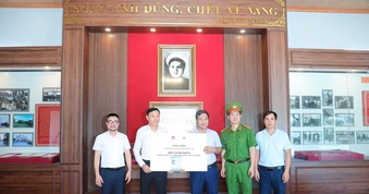 Trao tặng 500 cuốn sách về Anh hùng Lực lượng vũ trang, liệt sĩ Công an nhân dân Bùi Thị Cúc tại Hưng Yên