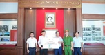 Trao tặng 500 cuốn sách về Anh hùng Lực lượng vũ trang, liệt sĩ Công an nhân dân Bùi Thị Cúc tại Hưng Yên