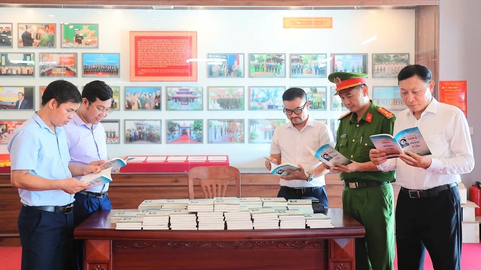 Trao tặng 500 cuốn sách về Anh hùng Lực lượng vũ trang, liệt sĩ Công an nhân dân Bùi Thị Cúc tại Hưng Yên Trao tặng 500 cuốn sách về Anh hùng Lực lượng vũ trang, liệt sĩ Công an nhân dân Bùi Thị Cúc tại Hưng Yên