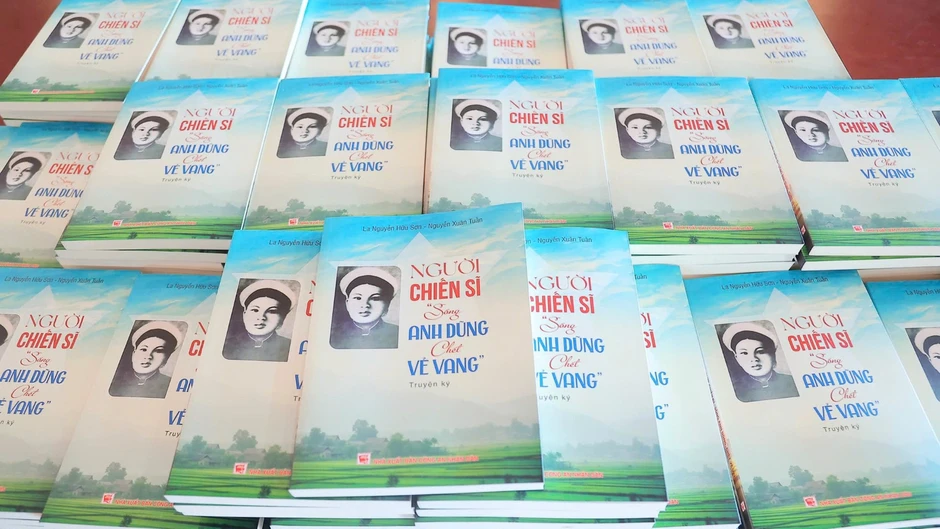 Trao tặng 500 cuốn sách về Anh hùng Lực lượng vũ trang, liệt sĩ Công an nhân dân Bùi Thị Cúc tại Hưng Yên Trao tặng 500 cuốn sách về Anh hùng Lực lượng vũ trang, liệt sĩ Công an nhân dân Bùi Thị Cúc tại Hưng Yên
