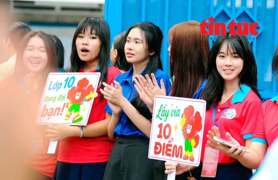 Trên 8.000 chiến sĩ 'Hoa phượng đỏ' tiếp sức sĩ tử lớp 10 Trên 8.000 chiến sĩ 'Hoa phượng đỏ' tiếp sức sĩ tử lớp 10