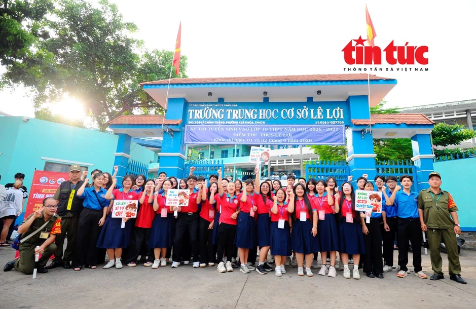 Trên 8.000 chiến sĩ 'Hoa phượng đỏ' tiếp sức sĩ tử lớp 10 Trên 8.000 chiến sĩ 'Hoa phượng đỏ' tiếp sức sĩ tử lớp 10