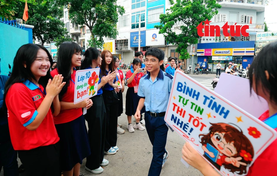 Trên 8.000 chiến sĩ 'Hoa phượng đỏ' tiếp sức sĩ tử lớp 10 Trên 8.000 chiến sĩ 'Hoa phượng đỏ' tiếp sức sĩ tử lớp 10