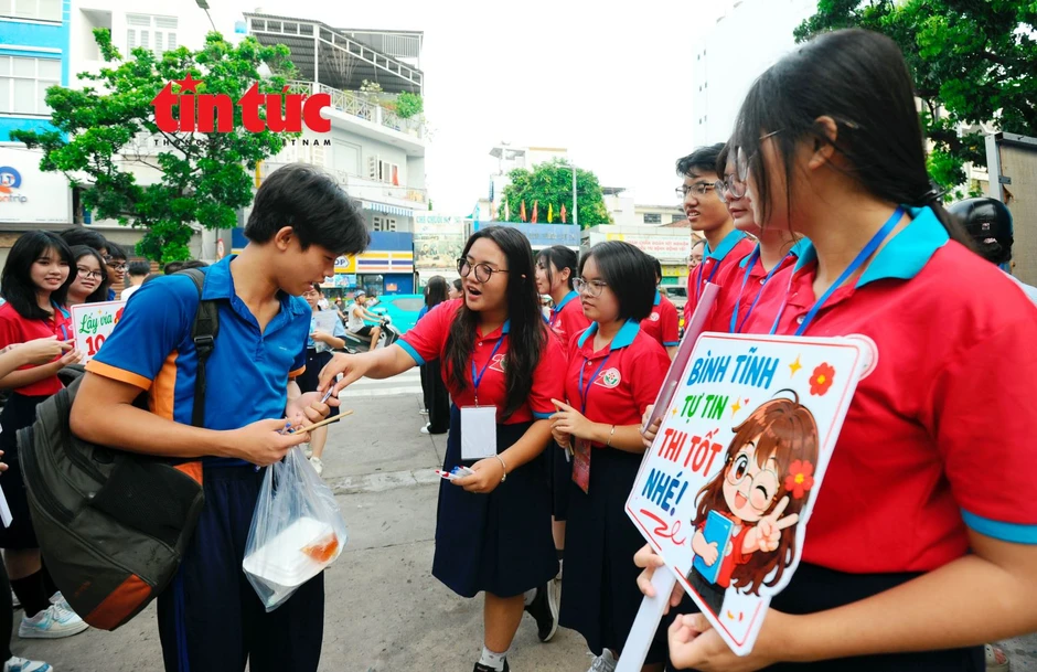 Trên 8.000 chiến sĩ 'Hoa phượng đỏ' tiếp sức sĩ tử lớp 10 Trên 8.000 chiến sĩ 'Hoa phượng đỏ' tiếp sức sĩ tử lớp 10