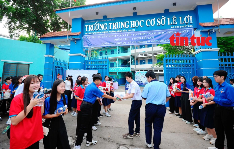 Trên 8.000 chiến sĩ 'Hoa phượng đỏ' tiếp sức sĩ tử lớp 10 Trên 8.000 chiến sĩ 'Hoa phượng đỏ' tiếp sức sĩ tử lớp 10
