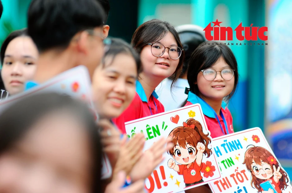 Trên 8.000 chiến sĩ 'Hoa phượng đỏ' tiếp sức sĩ tử lớp 10 Trên 8.000 chiến sĩ 'Hoa phượng đỏ' tiếp sức sĩ tử lớp 10