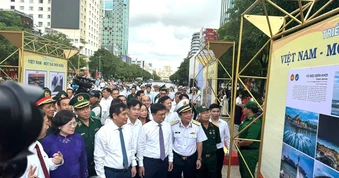 Triển lãm ảnh 'Việt Nam - một dải non sông' tại TP.HCM