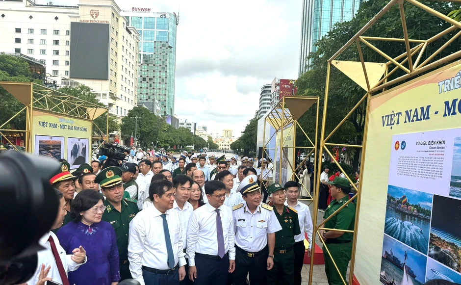 Triển lãm ảnh 'Việt Nam - một dải non sông' tại TP.HCM