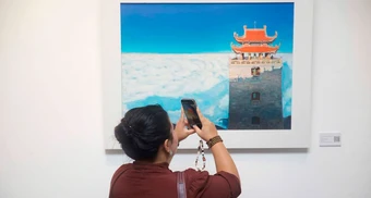 Triển lãm của hoạ sĩ người Anh lấy vợ Việt