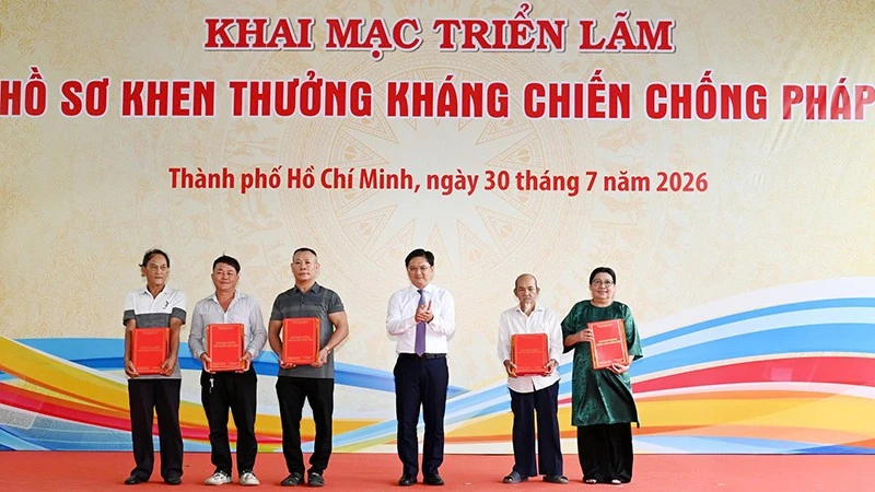 Triển lãm “Hồ sơ khen thưởng kháng chiến chống Pháp” tại Thành phố Hồ Chí Minh Triển lãm “Hồ sơ khen thưởng kháng chiến chống Pháp” tại Thành phố Hồ Chí Minh