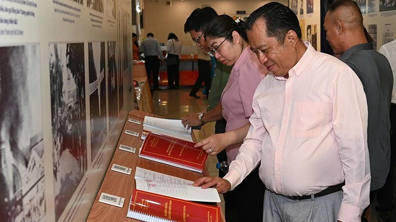 Triển lãm “Hồ sơ khen thưởng kháng chiến chống Pháp” tại Thành phố Hồ Chí Minh Triển lãm “Hồ sơ khen thưởng kháng chiến chống Pháp” tại Thành phố Hồ Chí Minh