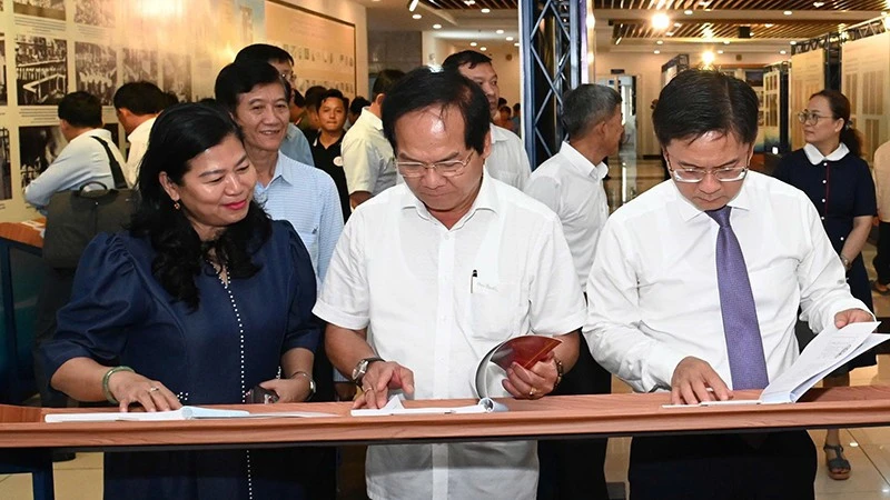 Triển lãm “Hồ sơ khen thưởng kháng chiến chống Pháp” tại Thành phố Hồ Chí Minh Triển lãm “Hồ sơ khen thưởng kháng chiến chống Pháp” tại Thành phố Hồ Chí Minh