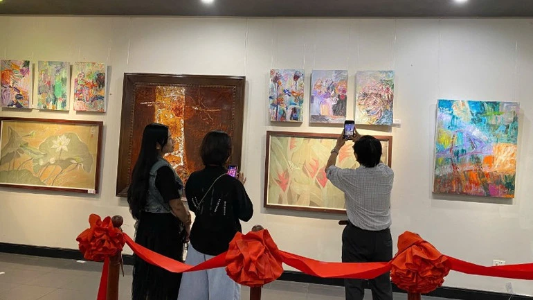 Triển lãm mỹ thuật "Hai một ba" - hòa sắc từ chất liệu đến cảm xúc Triển lãm mỹ thuật "Hai một ba" - hòa sắc từ chất liệu đến cảm xúc