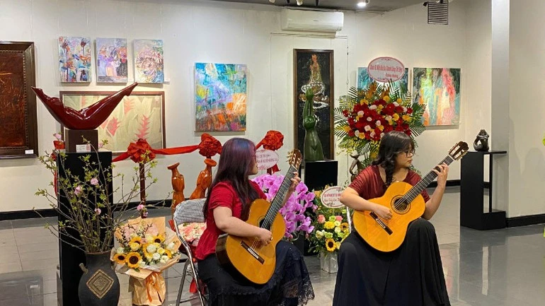 Triển lãm mỹ thuật "Hai một ba" - hòa sắc từ chất liệu đến cảm xúc Triển lãm mỹ thuật "Hai một ba" - hòa sắc từ chất liệu đến cảm xúc