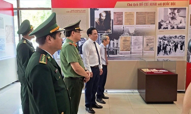 Triển lãm “Ngày hội non sông - Lá phiếu của niềm tin và trách nhiệm”