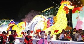 Trung thu ở nơi đèn lồng cao bằng ngôi nhà