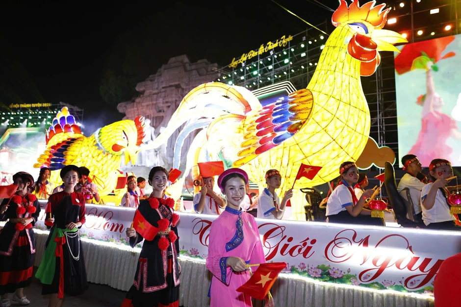 Trung thu ở nơi đèn lồng cao bằng ngôi nhà Trung thu ở nơi đèn lồng cao bằng ngôi nhà